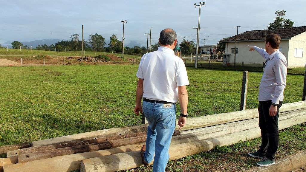 Coopera realiza doação de estrutura para o campo de futebol suíço no bairro Nossa Senhora de Lourdes