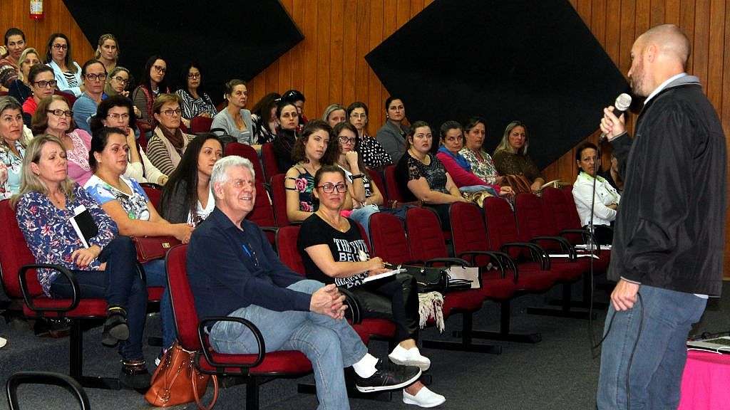 Professores de Nova Veneza recebem palestra sobre deficiência visual