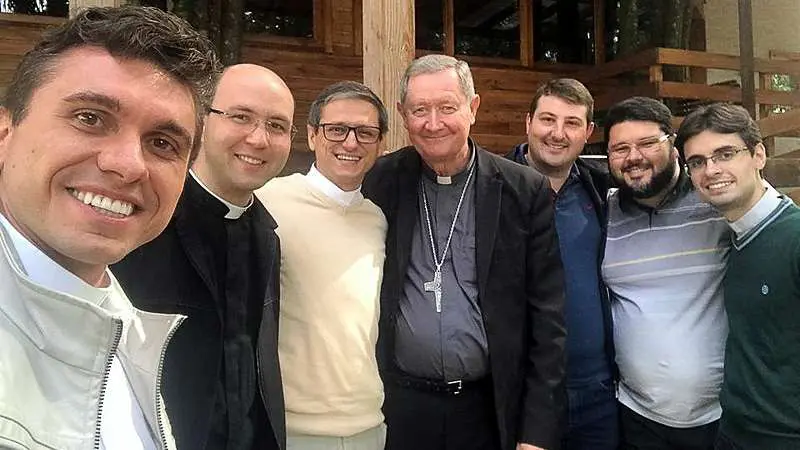 Padres com até cinco anos de ordenação se encontram com Bispo