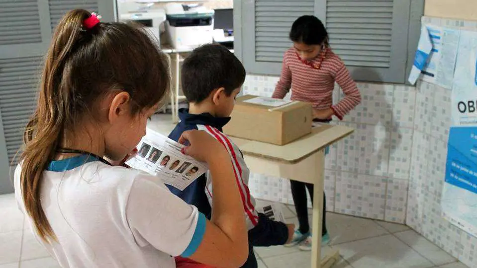 Votação do projeto Vereador Mirim movimenta escolas do município