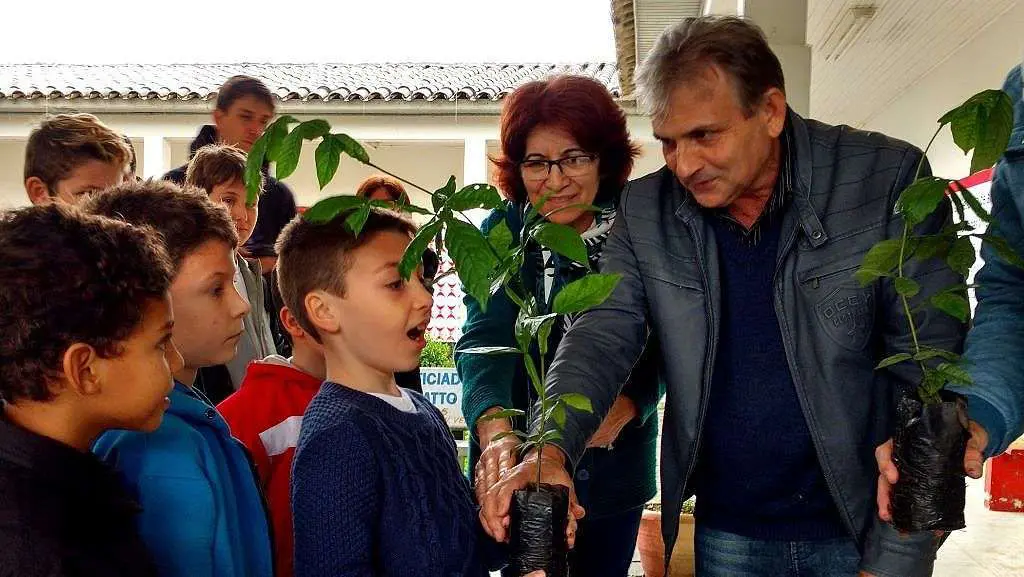 Pela preservação ambiental, estudantes recebem mudas de árvores em Nova Veneza
