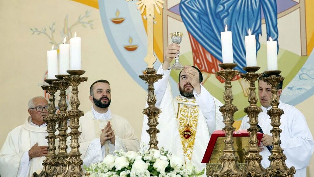 Padre neoveneziano ministra primeiras missas na Paróquia São Marcos