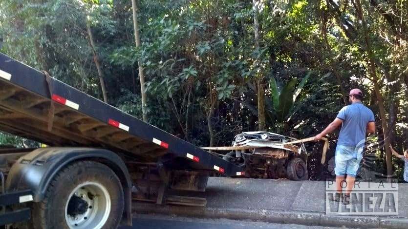 Condutora perde controle da direção e cai em barranco no Morro do Caravaggio