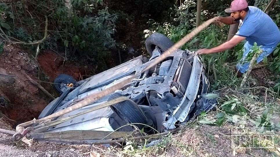 Condutora perde controle da direção e cai em barranco no Morro do Caravaggio