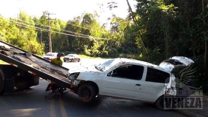 Condutora perde controle da direção e cai em barranco no Morro do Caravaggio