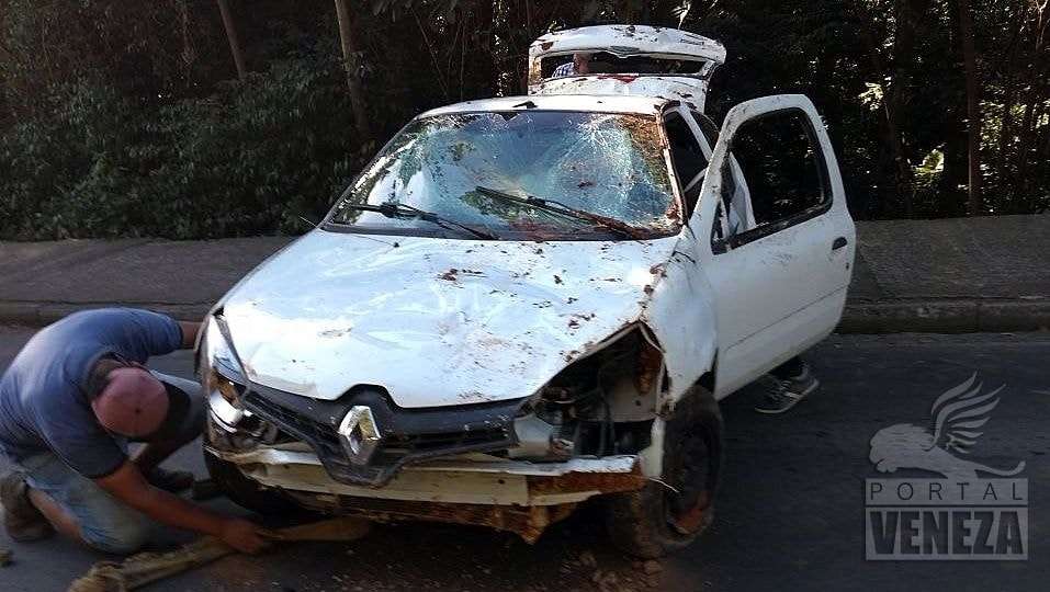 Condutora perde controle da direção e cai em barranco no Morro do Caravaggio