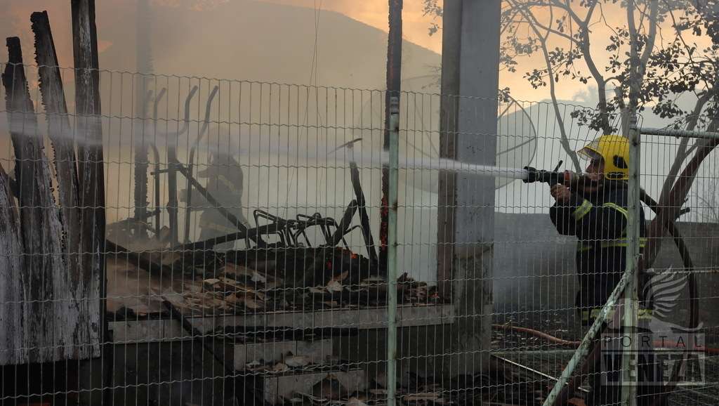 Após curto-circuito em rede elétrica casa pega fogo no Jardim Florença