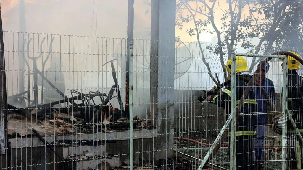 Após curto-circuito em rede elétrica casa pega fogo no Jardim Florença