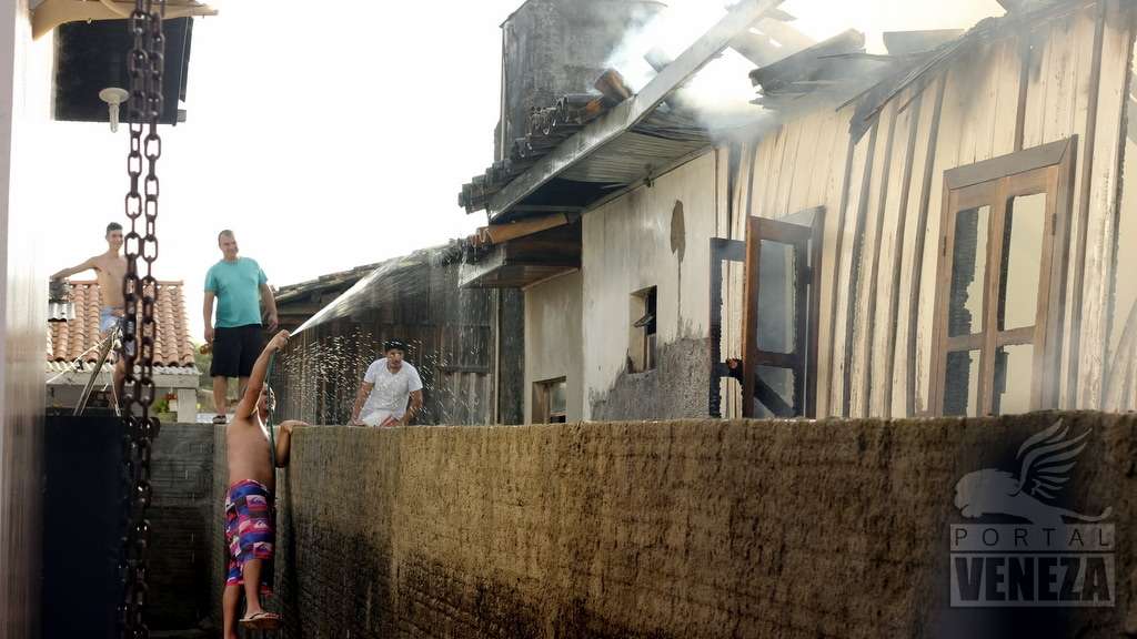 Após curto-circuito em rede elétrica casa pega fogo no Jardim Florença