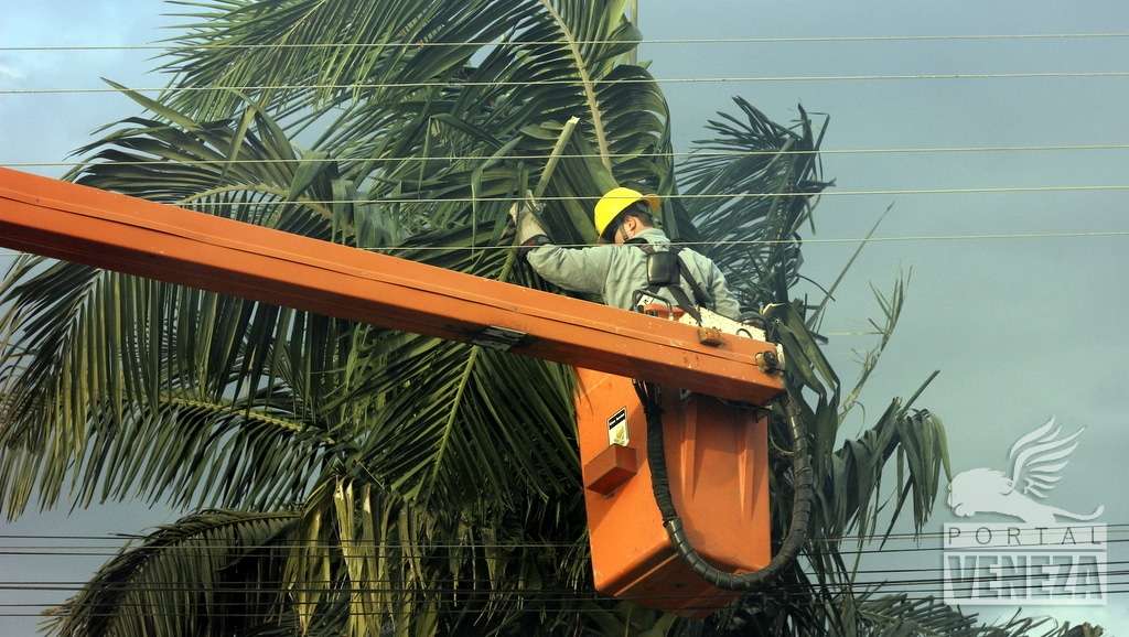 Após curto-circuito em rede elétrica casa pega fogo no Jardim Florença