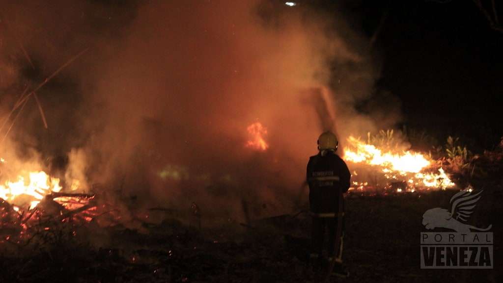 Bombeiros são acionados para conter fogo em vegetação no São Bento Baixo