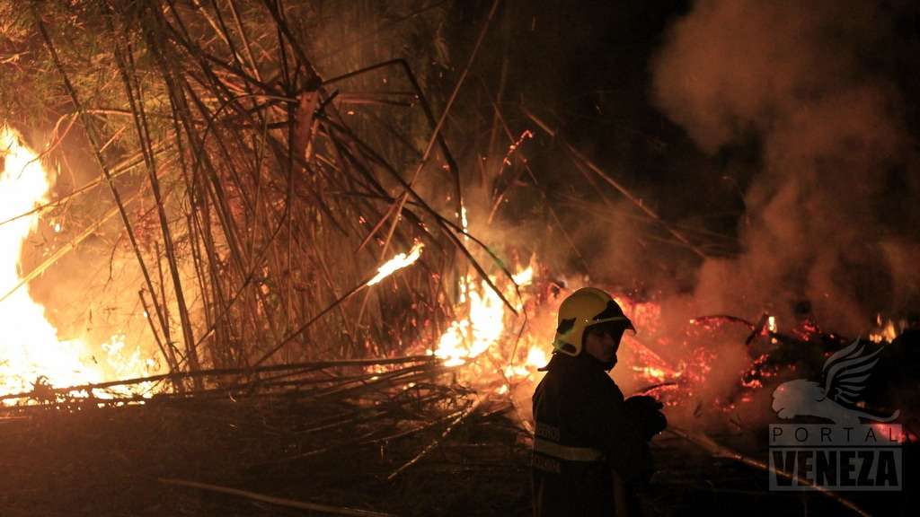 Bombeiros são acionados para conter fogo em vegetação no São Bento Baixo