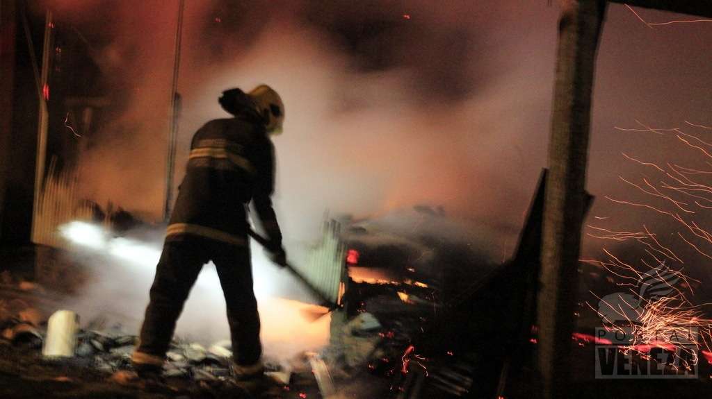 Incêndio destrói casa de madeira em Nova Veneza