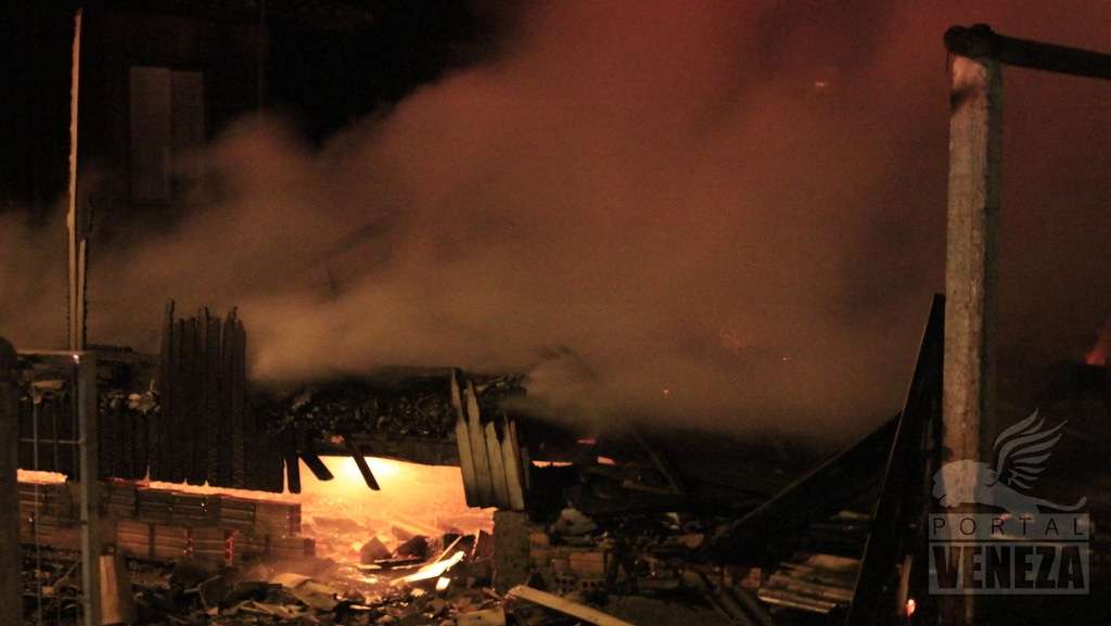 Incêndio destrói casa de madeira em Nova Veneza