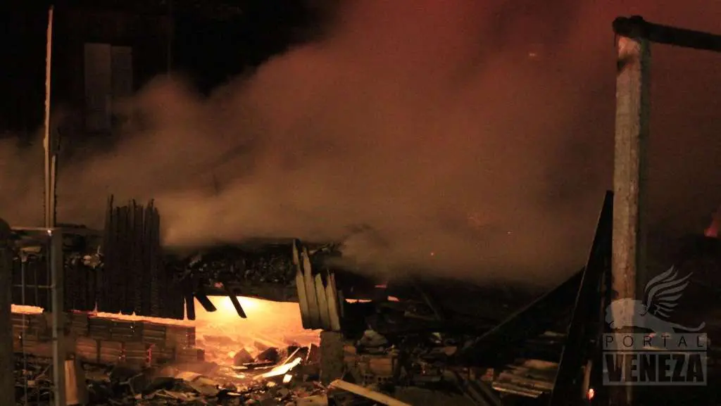 Incêndio destrói casa de madeira em Nova Veneza