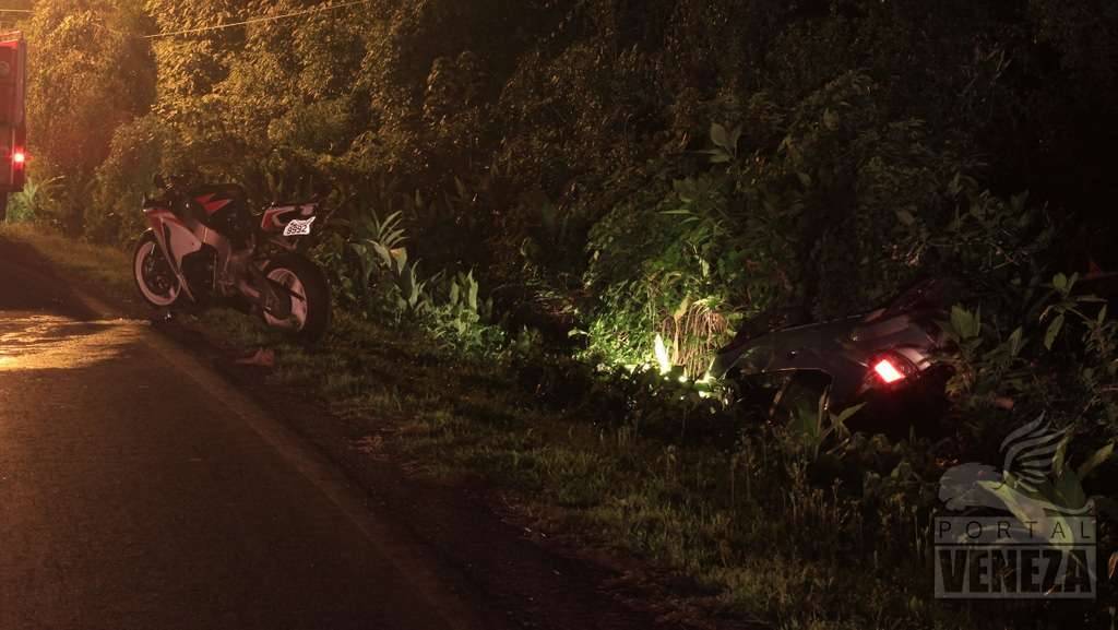 Carro capota após colidir em moto na José Spillere