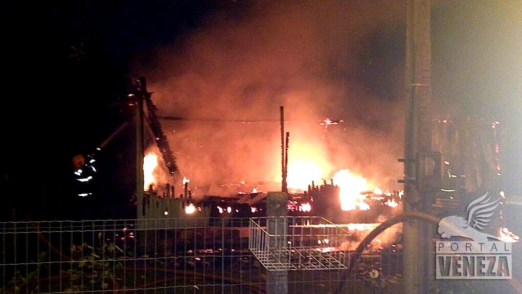 Incêndio destrói casa de madeira em Nova Veneza