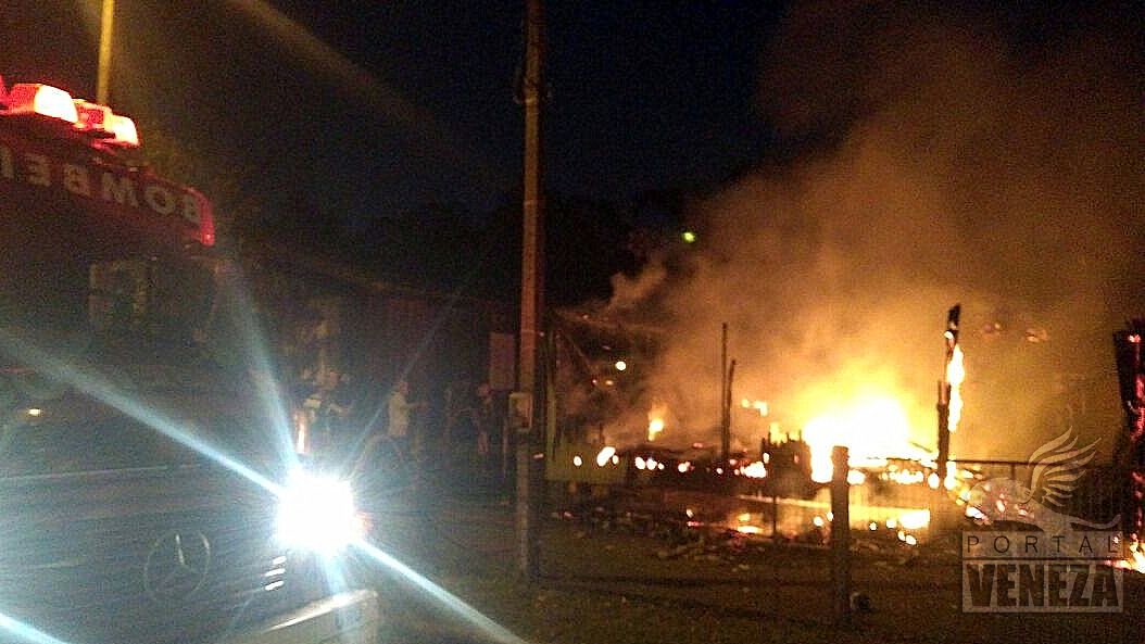 Incêndio destrói casa de madeira em Nova Veneza