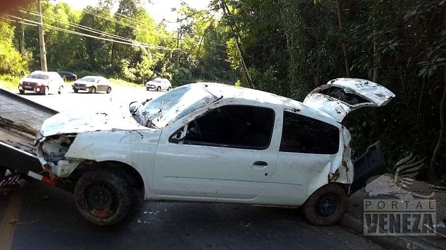 Condutora perde controle da direção e cai em barranco no Morro do Caravaggio