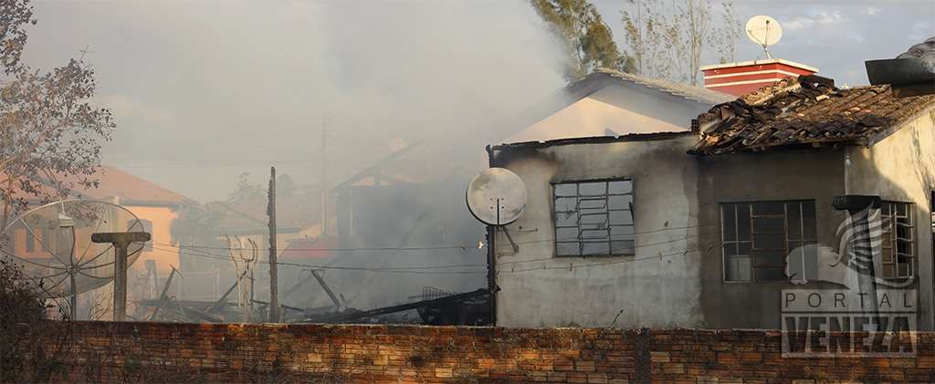 Após curto-circuito em rede elétrica casa pega fogo no Jardim Florença
