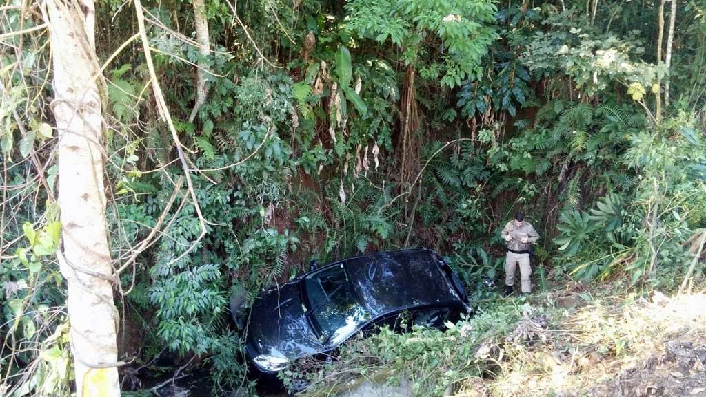 Carro sai da pista e cai em barranco na Lírio Rosso