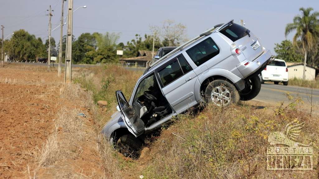 Condutora perde controle da direção e Pajero sai da pista na NVA-150