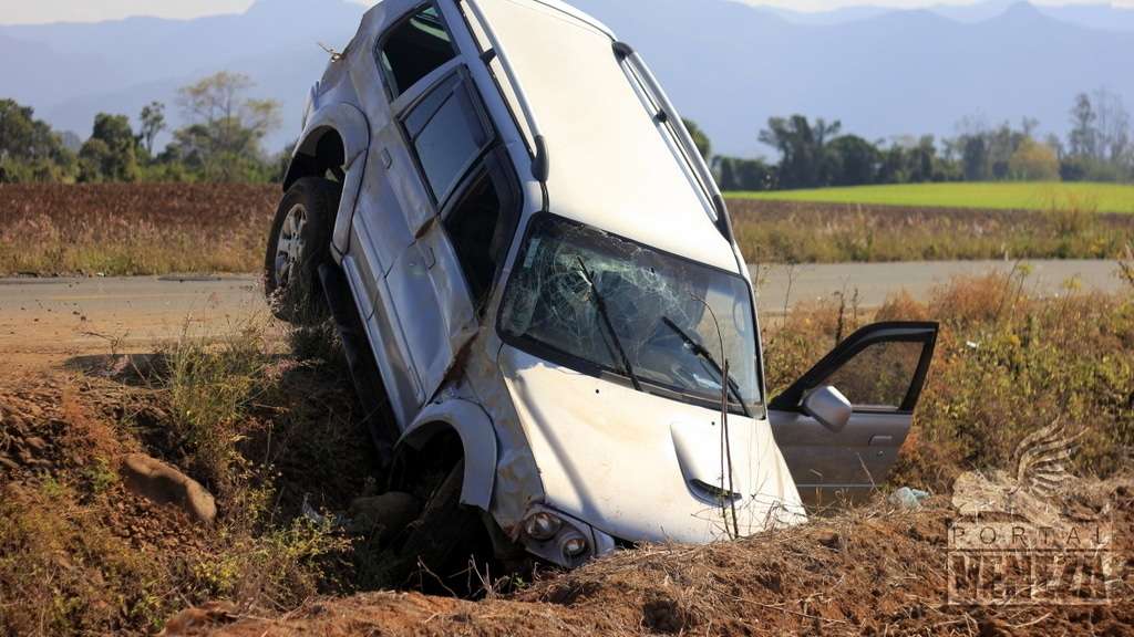 Condutora perde controle da direção e Pajero sai da pista na NVA-150