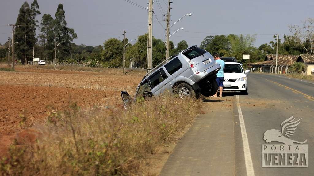 Condutora perde controle da direção e Pajero sai da pista na NVA-150