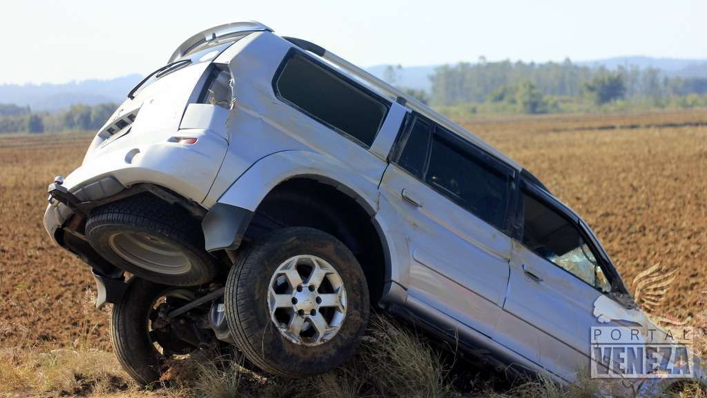 Condutora perde controle da direção e Pajero sai da pista na NVA-150