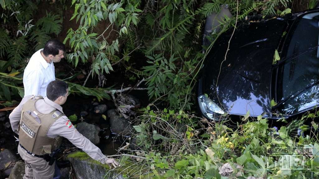 Carro sai da pista e cai em barranco na Lírio Rosso