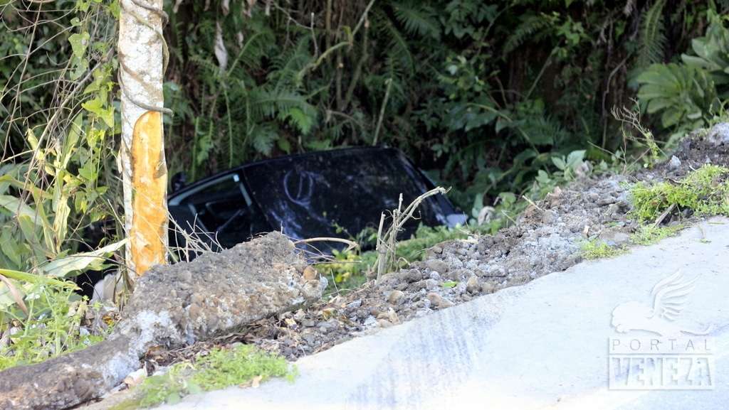 Carro sai da pista e cai em barranco na Lírio Rosso