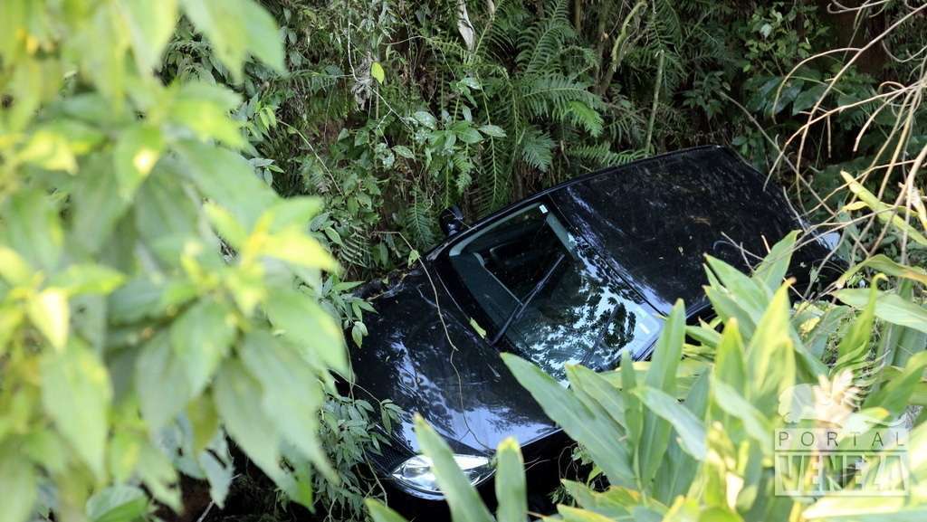 Carro sai da pista e cai em barranco na Lírio Rosso