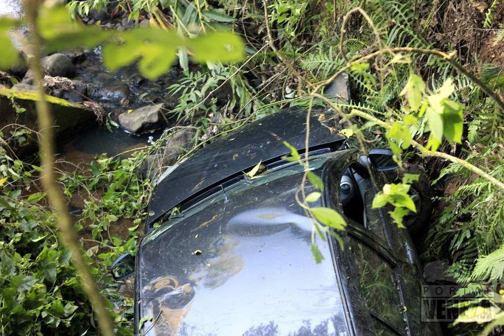 Carro sai da pista e cai em barranco na Lírio Rosso