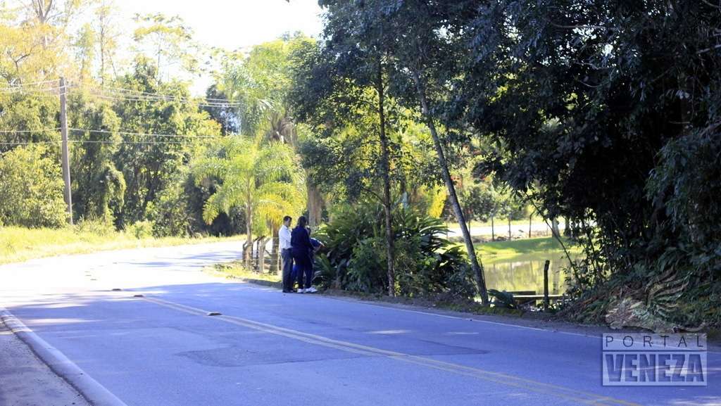 Carro sai da pista e cai em barranco na Lírio Rosso