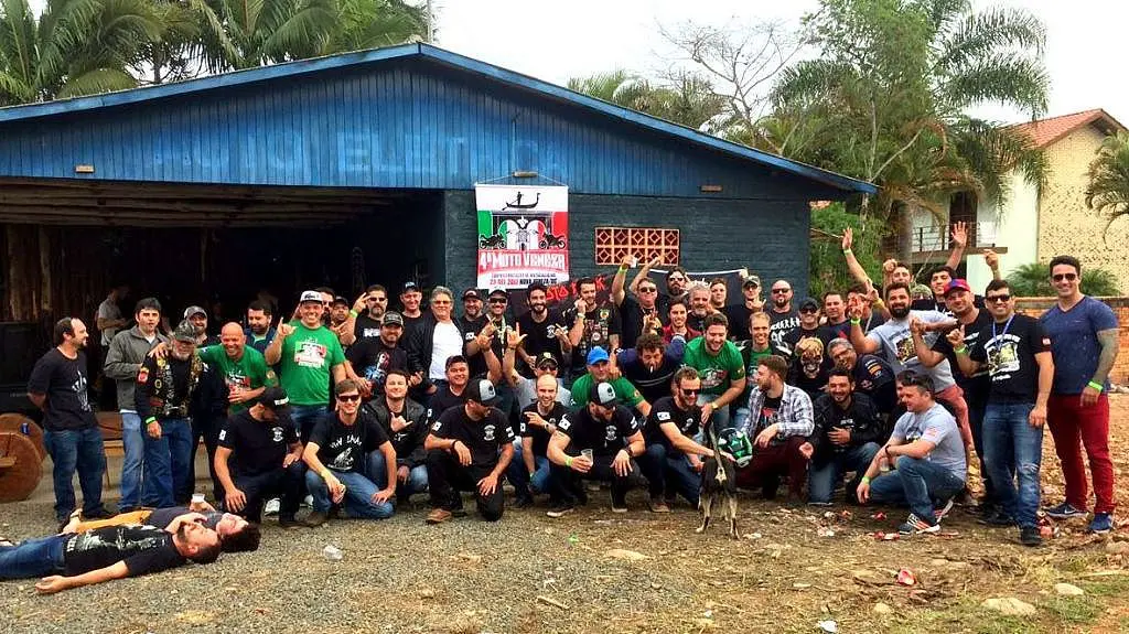 Moto Clube Compadres reúne 200 amigos e integrantes