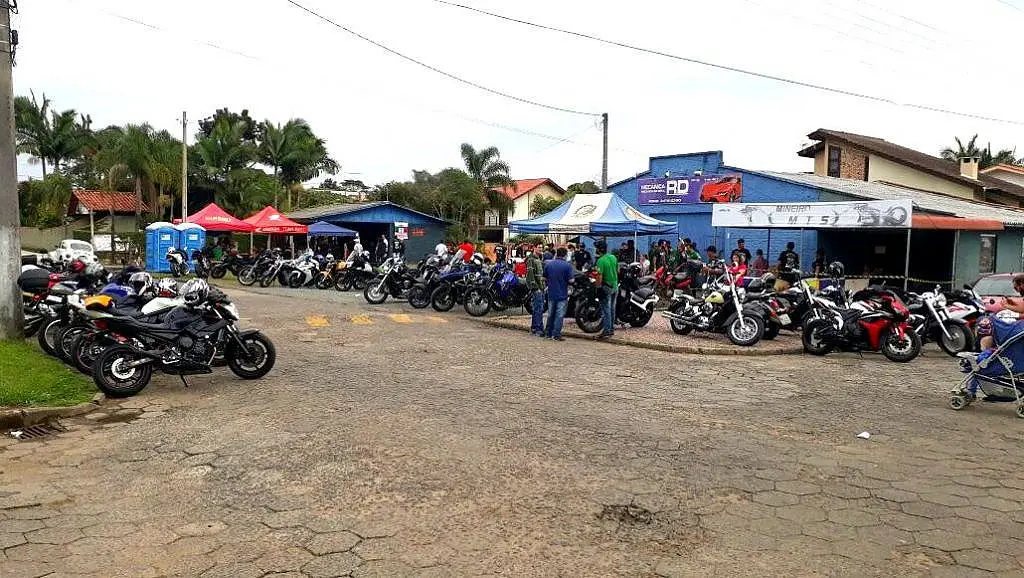 Moto Clube Compadres reúne 200 amigos e integrantes