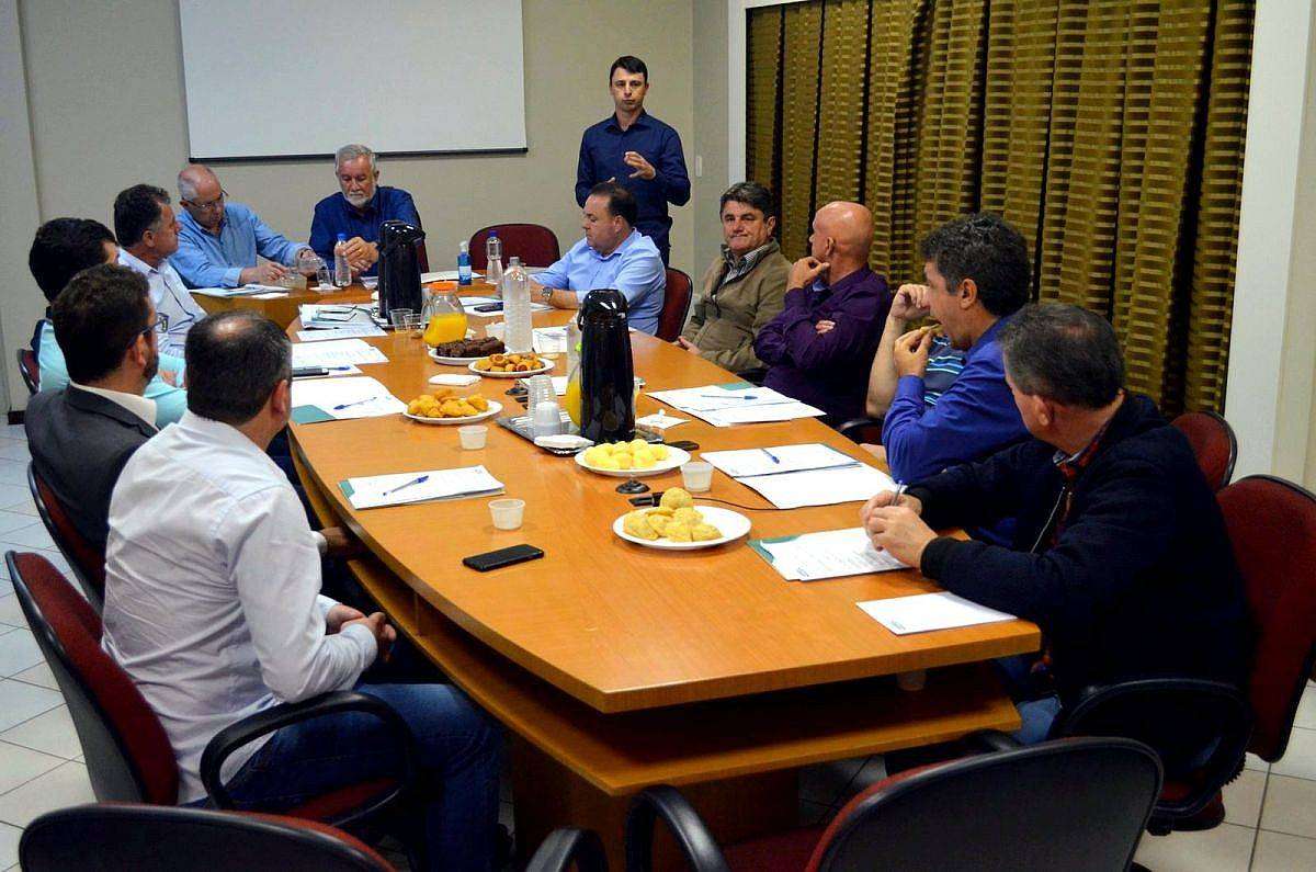 Prefeitos decidem ajudar no rateio de despesas do Hospital Santa Catarina 4 Prefeitos decidem ajudar no rateio de despesas do Hospital Santa Catarina