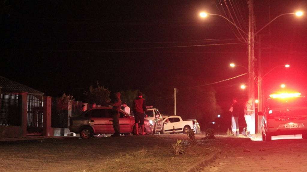 Em meio à onda de ataques, homem fura bloqueio da PM em Nova Veneza
