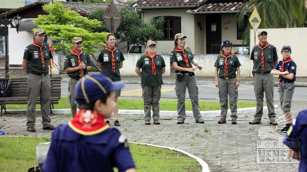 Grupo Escoteiro Dr. Cesare Tibaldeschi planta muda de Ipê na Praça Pietro Bortolotto