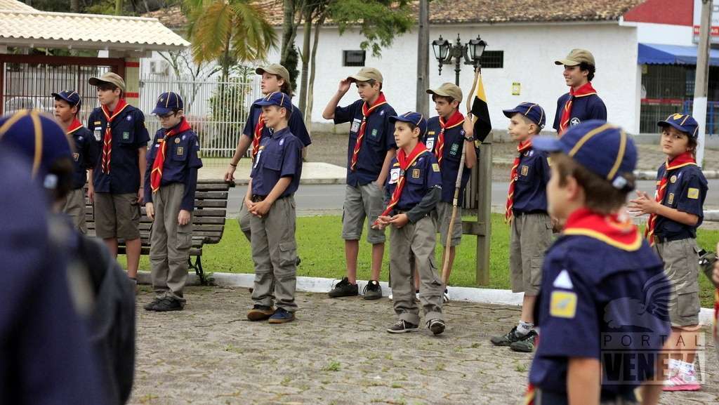 Grupo Escoteiro Dr. Cesare Tibaldeschi planta muda de Ipê na Praça Pietro Bortolotto