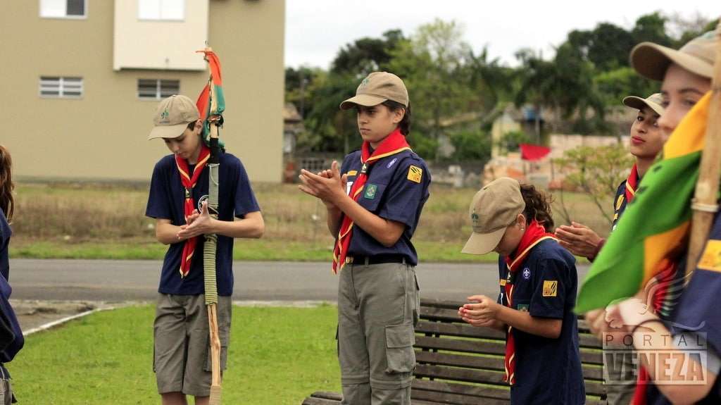 Grupo Escoteiro Dr. Cesare Tibaldeschi planta muda de Ipê na Praça Pietro Bortolotto