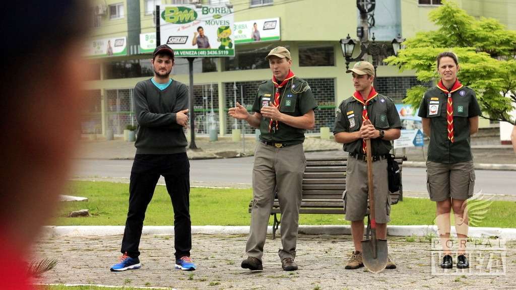 Grupo Escoteiro Dr. Cesare Tibaldeschi planta muda de Ipê na Praça Pietro Bortolotto