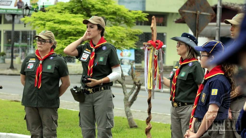 Grupo Escoteiro Dr. Cesare Tibaldeschi planta muda de Ipê na Praça Pietro Bortolotto
