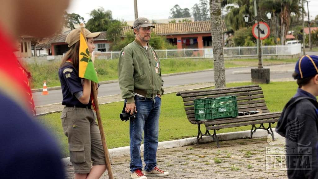 Grupo Escoteiro Dr. Cesare Tibaldeschi planta muda de Ipê na Praça Pietro Bortolotto