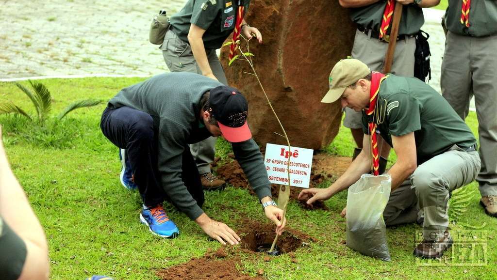 Grupo Escoteiro Dr. Cesare Tibaldeschi planta muda de Ipê na Praça Pietro Bortolotto