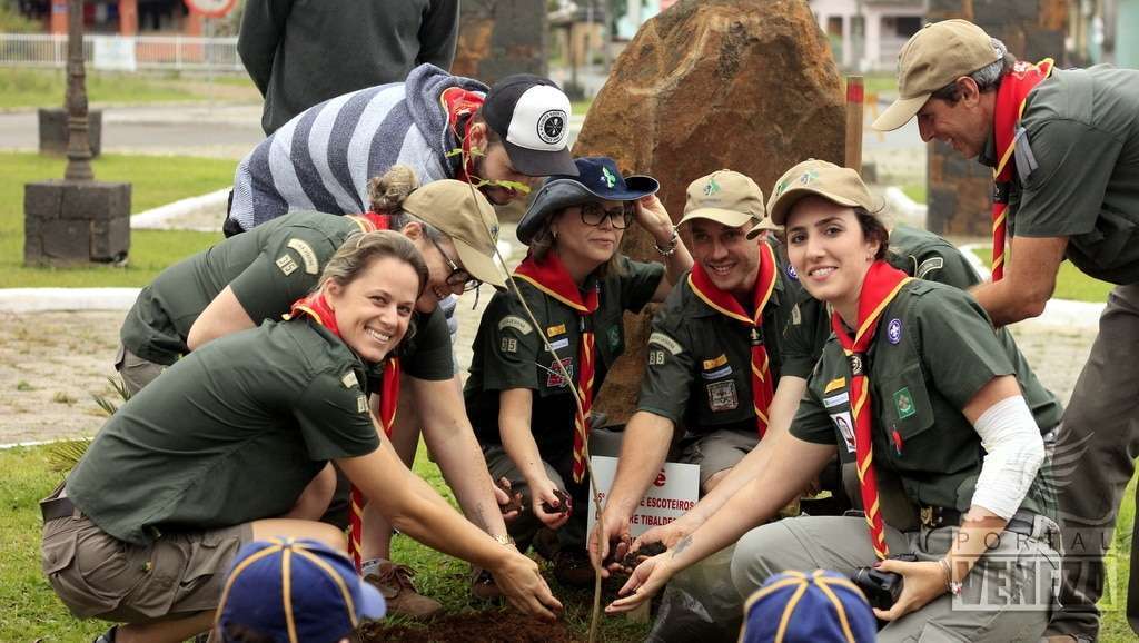 Grupo Escoteiro Dr. Cesare Tibaldeschi planta muda de Ipê na Praça Pietro Bortolotto