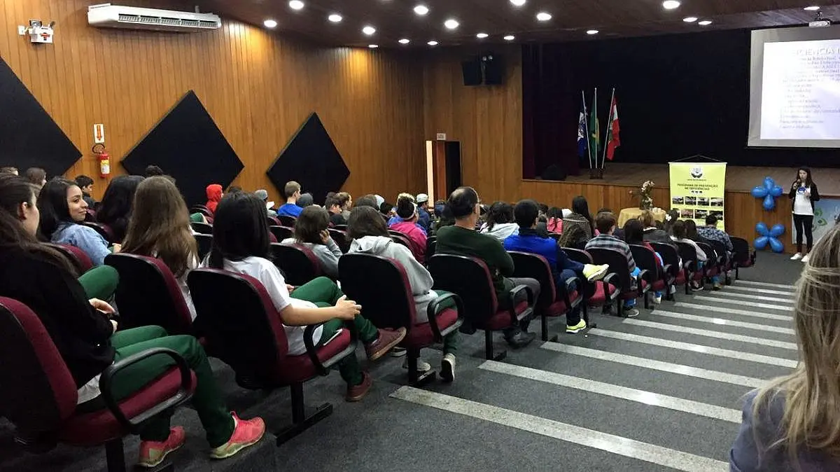 Adolescentes da rede municipal de Nova Veneza participam de palestras sobre prevenção de deficiências na gravidez