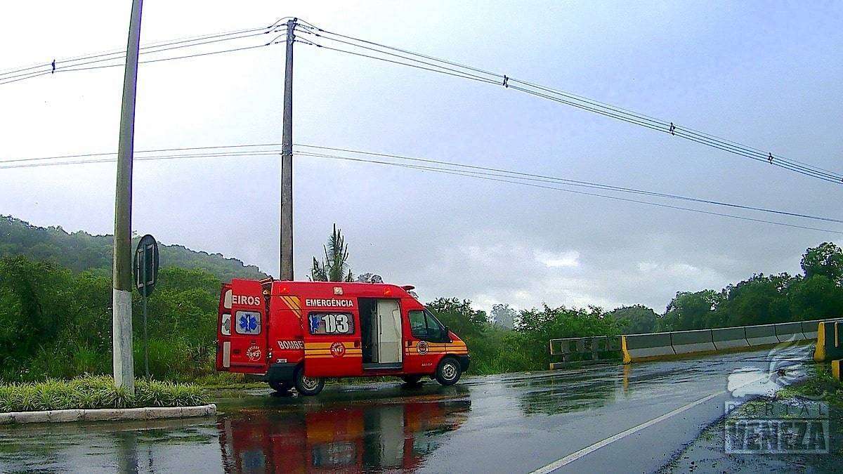 Dois ficam feridos após veículo bater em ponte em Nova Veneza