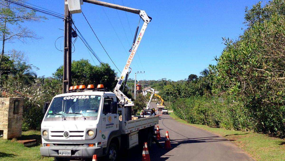 Coopera reforma rede elétrica no Condomínio Lagoa Dourada