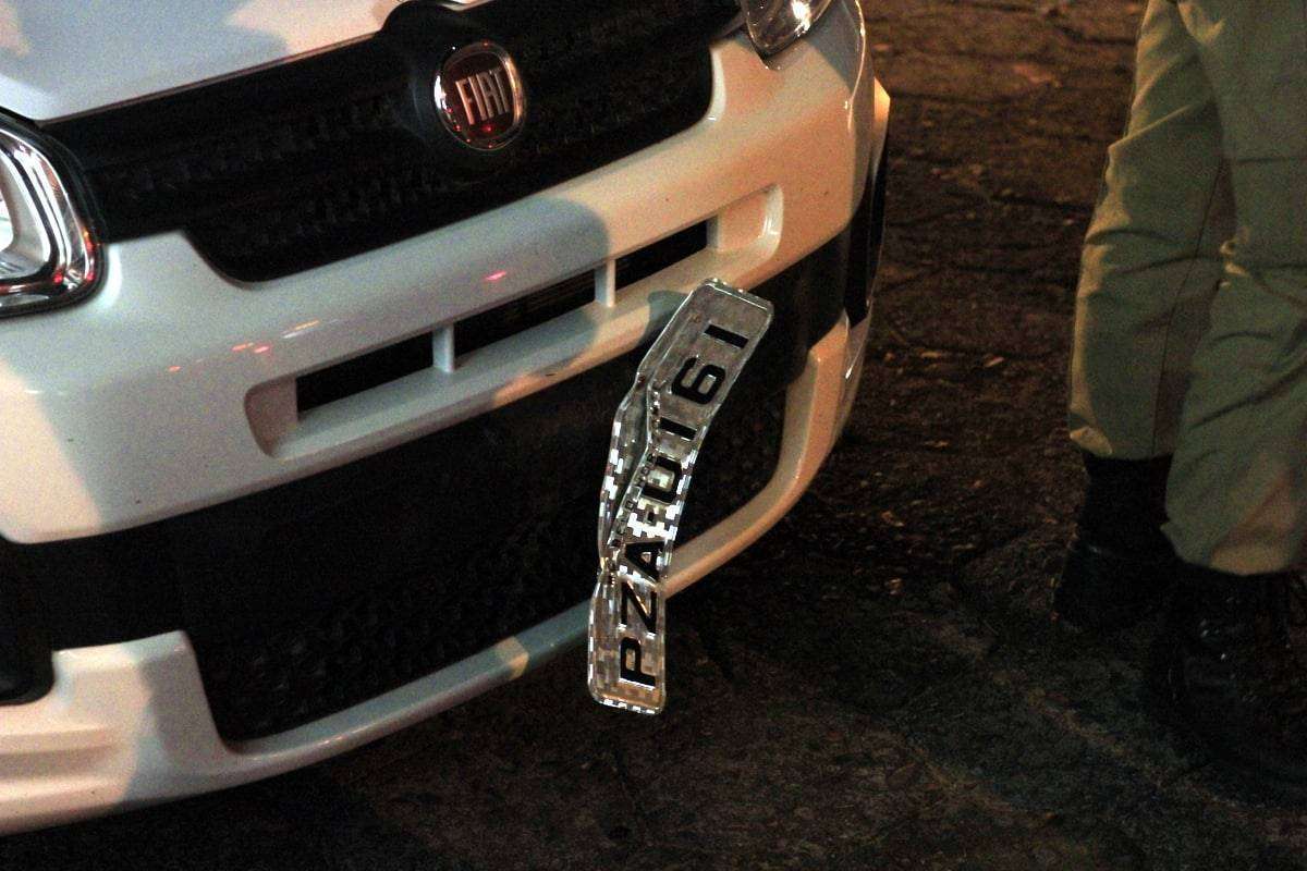 Mulher seminua invade e depreda salão de beleza no Caravaggio